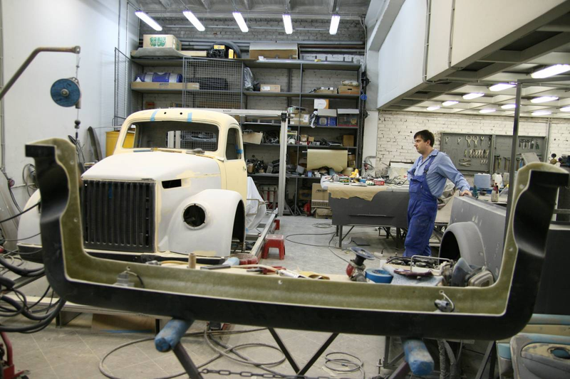 Illustration for article titled GAZ-51 Custom: Russians Make A Cadillac Escalade EXT Hot!